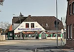 Restaurant Jugoslawia Ansicht auf die Vorderseite des Restaurants. Es ist weiß gestrichen mir grünen Fenstern.